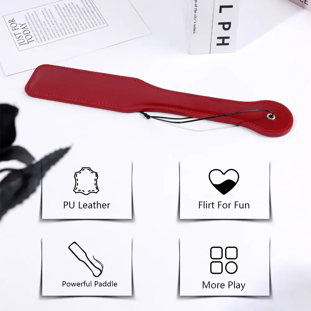 pluma y cuero para juegos bdsm