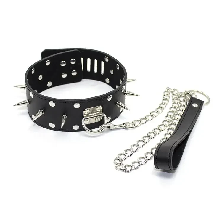 collar acolchado negro con correa dorada
